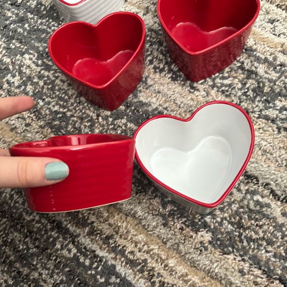 Set of 8 Heart-Shaped Red and White Mini Bowls - Picture 4 of 5